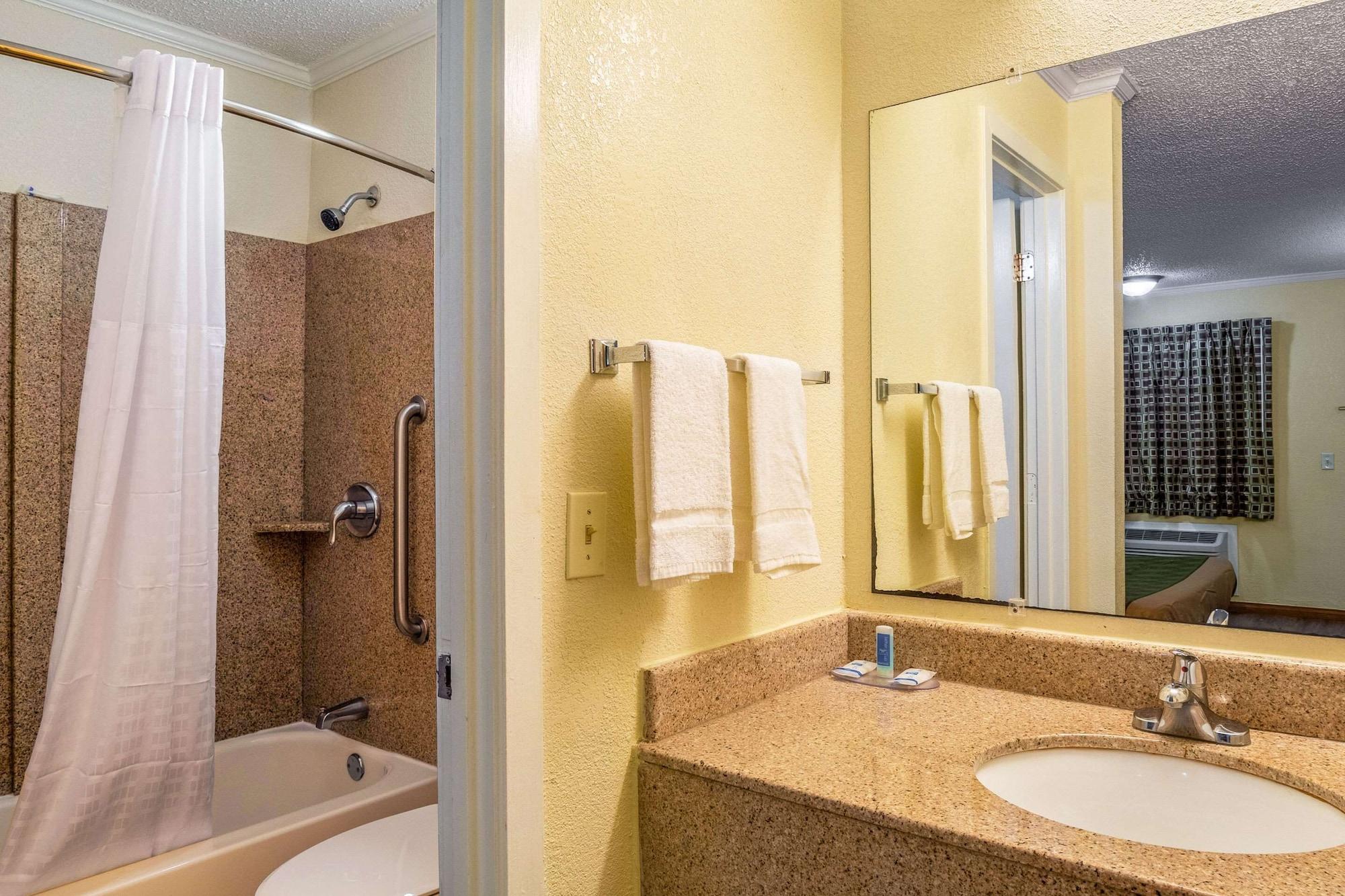 Rodeway Inn & Suites Fort Jackson Колумбия Экстерьер фото