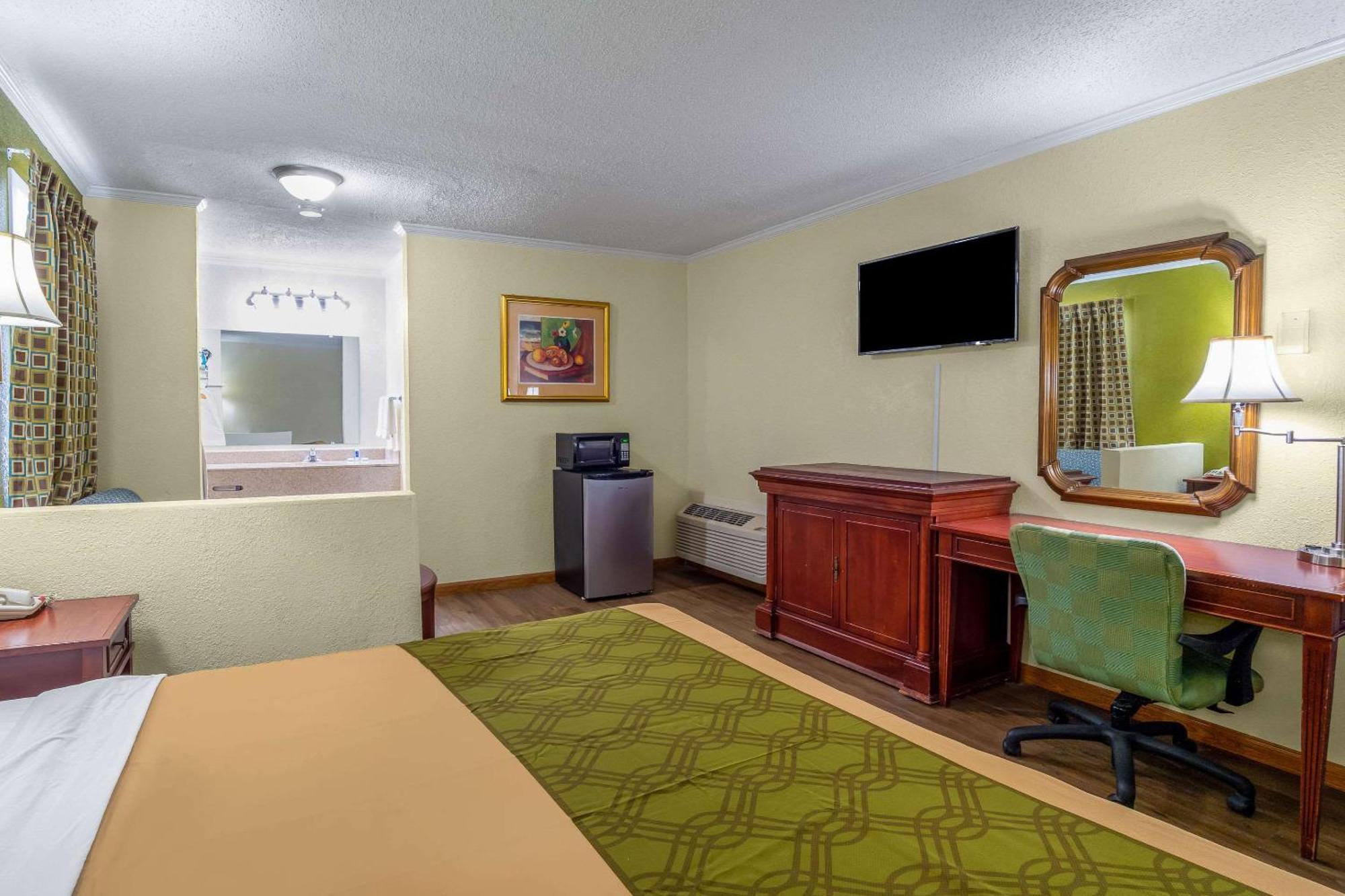 Rodeway Inn & Suites Fort Jackson Колумбия Экстерьер фото