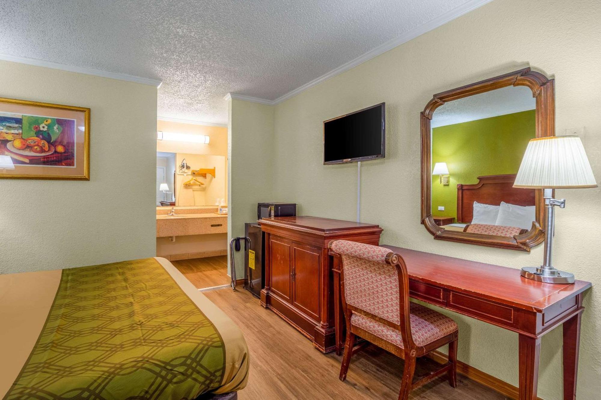 Rodeway Inn & Suites Fort Jackson Колумбия Экстерьер фото