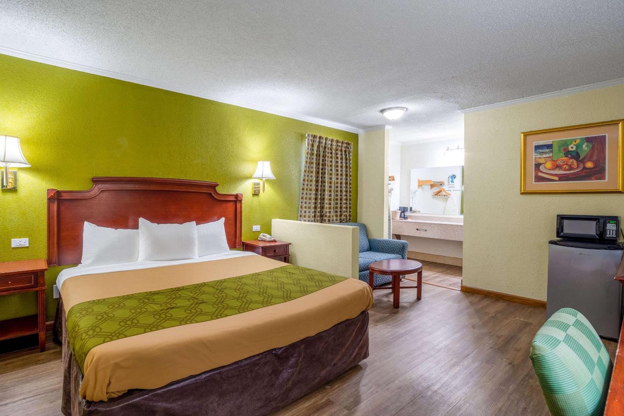 Rodeway Inn & Suites Fort Jackson Колумбия Экстерьер фото