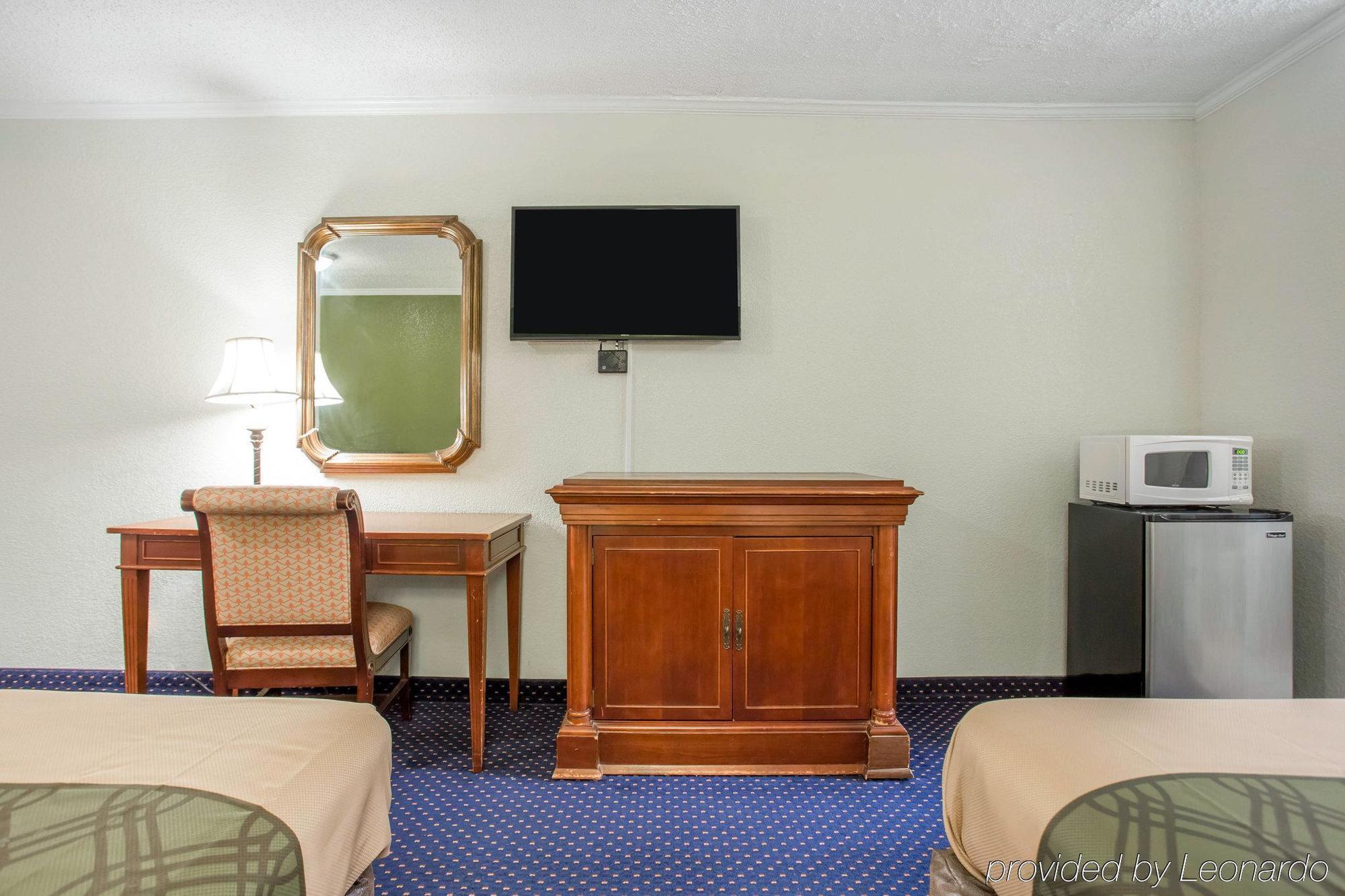 Rodeway Inn & Suites Fort Jackson Колумбия Экстерьер фото