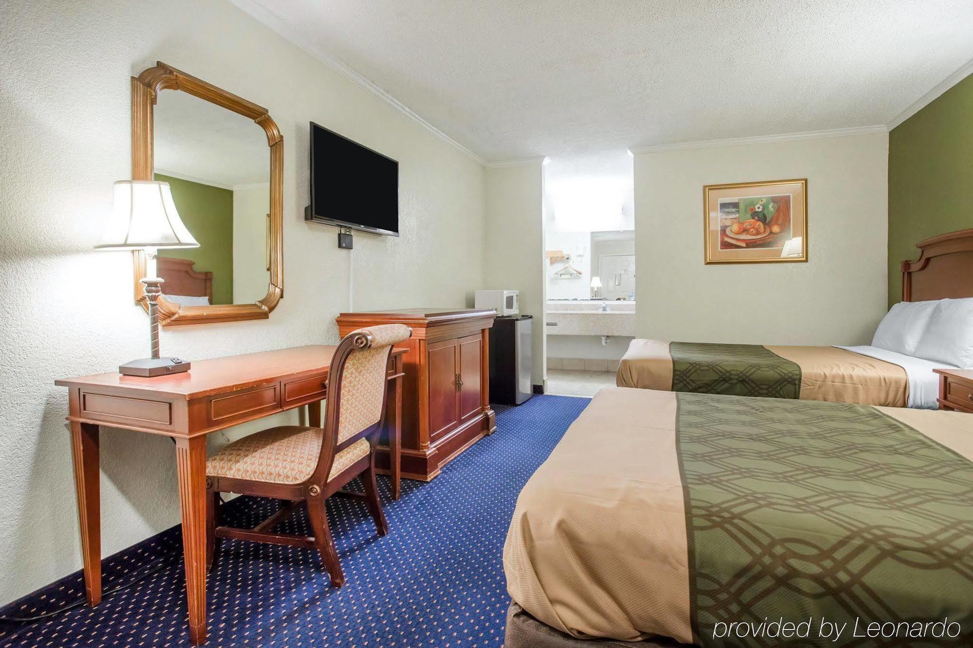 Rodeway Inn & Suites Fort Jackson Колумбия Экстерьер фото