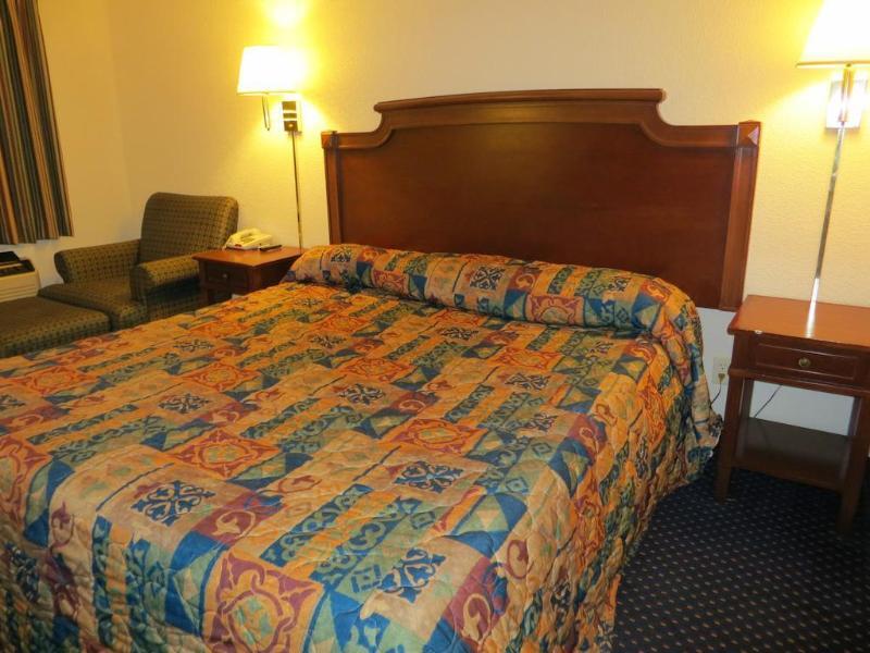 Rodeway Inn & Suites Fort Jackson Колумбия Экстерьер фото